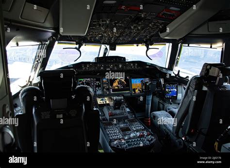 Boeing 777 9 777x Flight Deck Stock Photo Alamy