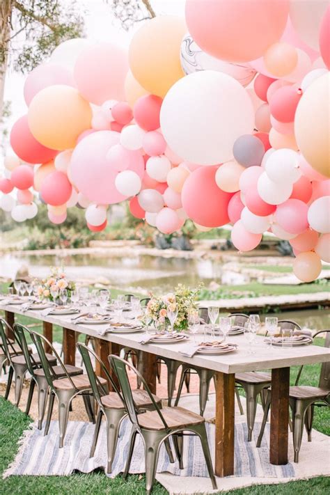 A Chic Garden Wedding Filled With Balloons Casamento Com Bexigas