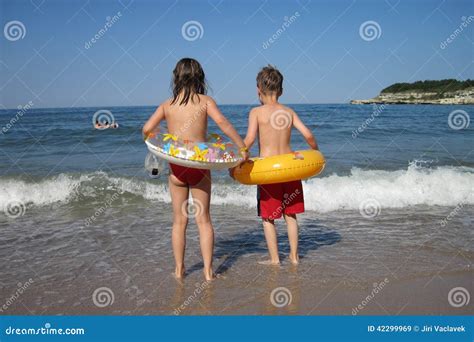 Kleiner Junge Und M Dchen Auf Dem Strand Stockbild Bild Von