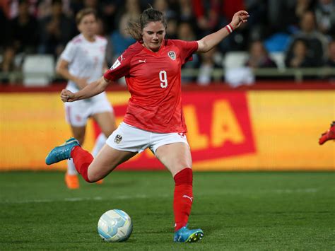 Female footballer, football player, soccer player. Fußball » News » Zadrazil zur Fußballerin des Jahres gewählt
