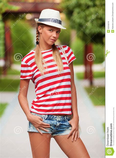 Schönes Sexy Mädchen Kurz Gesagt Und Gestreiftes T Shirt Im Hut
