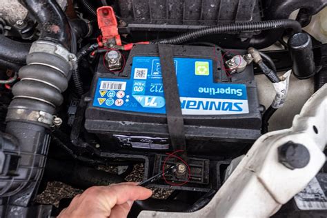 Skifte batteri og måle ladespenning i bil - Verktøy 24