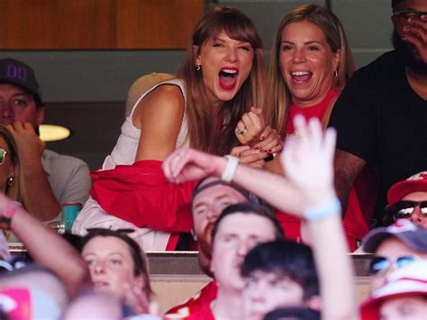 Taylor Swift Spotted Sitting Next To Travis Kelces Mom At Kansas City Chiefs Game Amid Dating