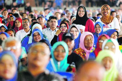 Population of malaysia 2021 | as per the world population prospects, the population of malaysia in 2020 is 32,365,998 (3.23 crores). People Are Willing To Give Up Their Dual Nationality To ...