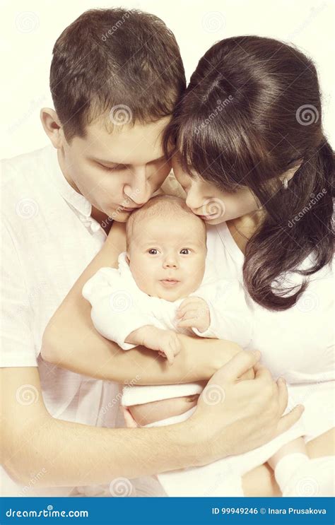 Ji Recién Nacida De Kissing New Born Del Bebé De La Madre Y Del Padre
