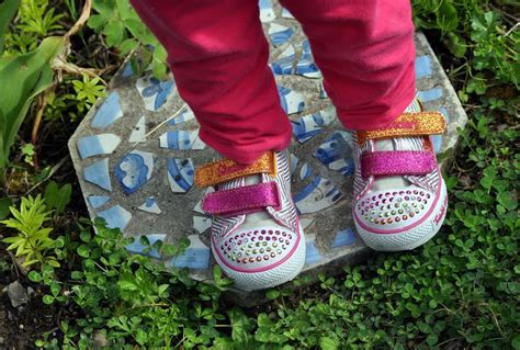 How to make a garden path with stepping stones. Make Personalized Stepping Stones for Your Garden