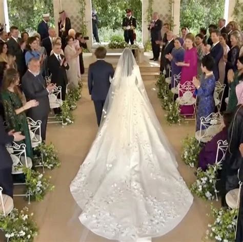 فستان جذاب وإطلالة ملكية عروس ولي عهد الأردن تتألق في حفل زفافها الصالح 13