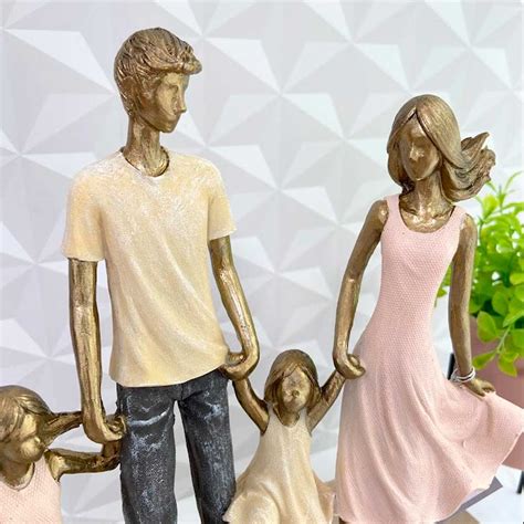 Escultura Família Decorativa em Resina Dourada Nude Mãe Pai Filha e