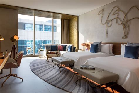 كم عدد الغرف الفندقية في دبي