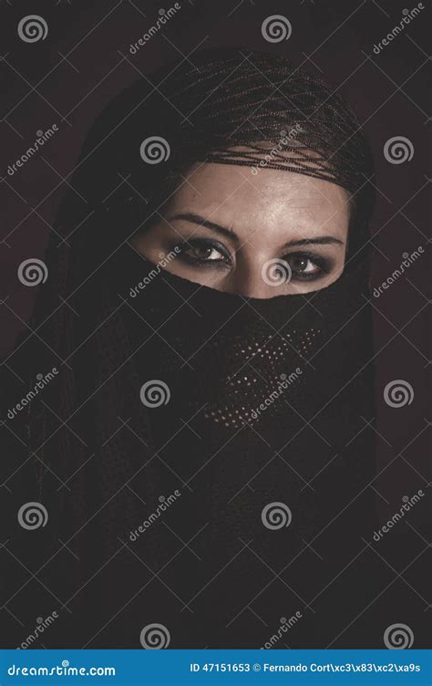 Inde Femme Dans Le Voile Islamique Traditionnel Burka Beau Et D Image Stock Image Du Arabe