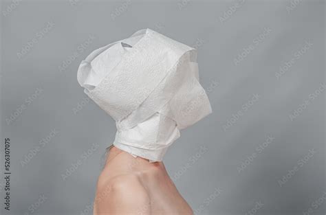 Foto De Naked Female Body In Profile The Head Is Wrapped In White Paper Threat Concept Do