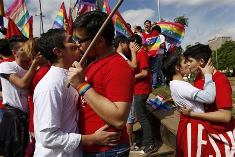 conmemoran día de la lucha contra la homofobia