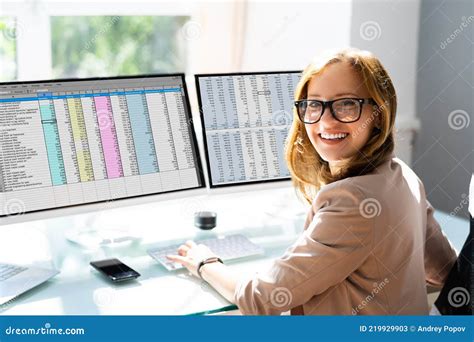 Funcionário Analista Trabalhando Com Planilha Imagem de Stock Imagem de prancheta caderno