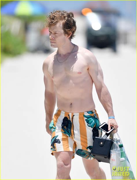 photo alfie allen shirtless beach miami 02 photo 4788958 just jared entertainment news