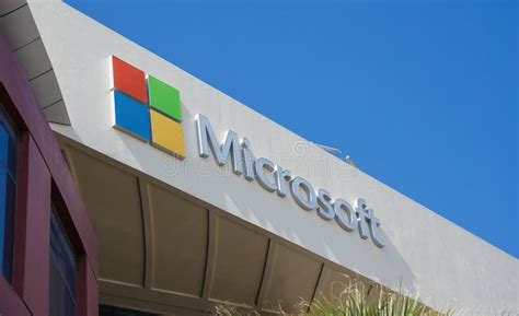 Muestra De Microsoft En El Edificio De Oficinas En Dubai Foto Editorial