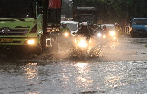Bogor hujan deras jelang Tahun Baru, Katulampa siaga IV
