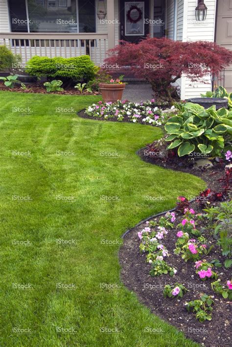 Manicured Spring Yard Easy Landscaping Front Yard Landscaping Front