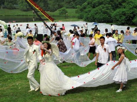 Longest Bridal Veil The Guiness World Record Of The Longestone 1579m Long Train Wedding Dress