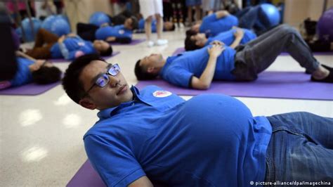 تصویر مردان چینی درد زایمان و رنج بارداری را تجربه می کنند همه مطالب