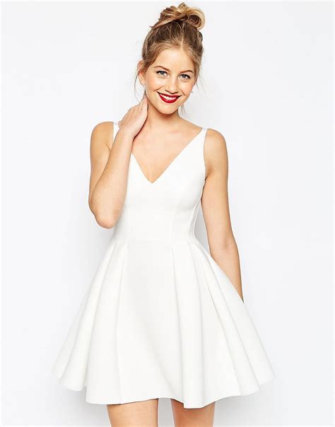 28 Chic White Graduation Dresses To Get Your Diploma In Style Robe