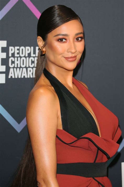 Shay Mitchell Peoples Choice Awards 2018 05 GotCeleb