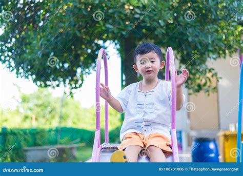 Kleines Asiatisches Kind Das Dia Am Spielplatz Unter Dem Sunli Spielt Stockfoto Bild Von