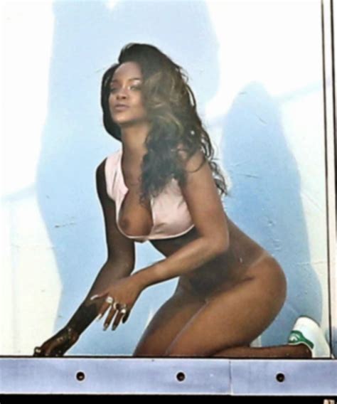Des Photos De Rihanna Nue Sur Un Balcon Whassup