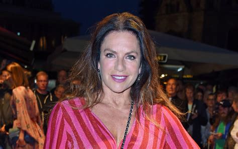 The actress is dating josé campos, her starsign is cancer and she is now 58 years of age. Christine Neubauer: Als Malerin gefragt wie nie zuvor