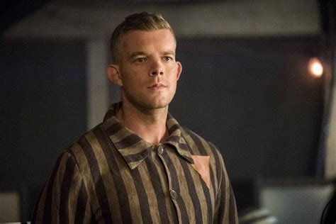 First Look Russell Tovey As Gay Superhero The Ray In Tonight S Big Cw Crossover Towleroad