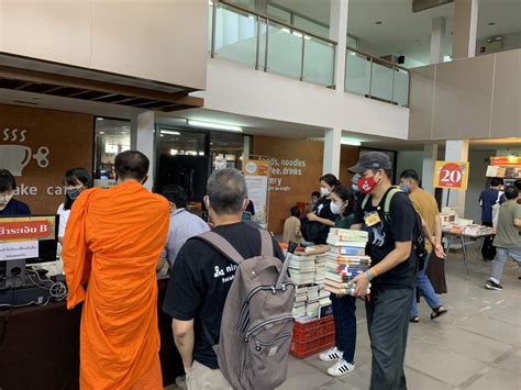 โครงการ ม.33 เรารักกัน โดยสนับสนุนเงิน 4,000 บาทจากรัฐบาล มีจุดประสงค์เพื่อให้ความช่วยเหลือ ประชาชาชนที่ได้รับผลกระทบจาก. 'เปิดโกดัง Book Wonder' คิวยาวรอซื้อหนังสือแน่น ลดสูงสุด 75%