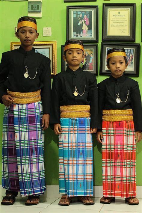 (1) baju bodo pendek sampai pinggang, dipakai oleh gadis remaja. " SANGGAR NUSANTARA DOT COM " | Jakarta: JUAL TOPI RECCA ...