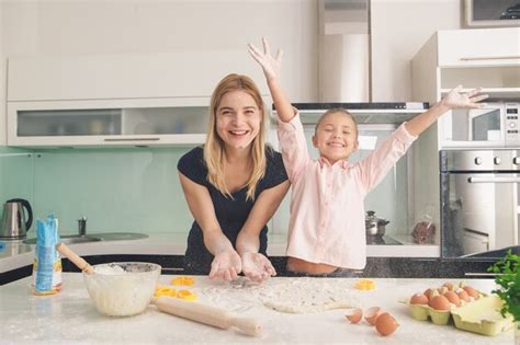 Joven Madre E Hija Cocinando Masa Juntos Foto Premium