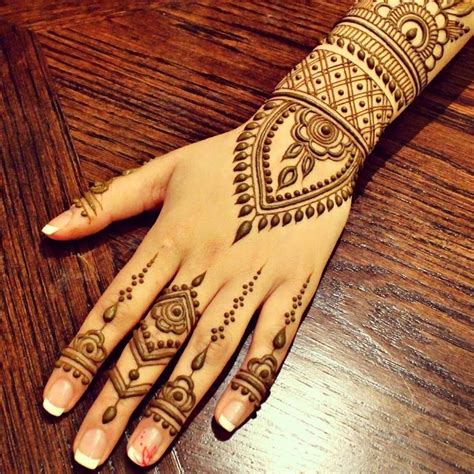 Black mehendi is very popular in arabic mehendi designs for hands or feet and now is being used to draw borders of the designs to make them prominent. henna hand strip design simple | Simple Mehndi Designs ...