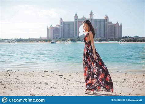 Dubai United Arab Emirates Pretty Asian Girl Infront Of Atlantis The Palm Hotel From The