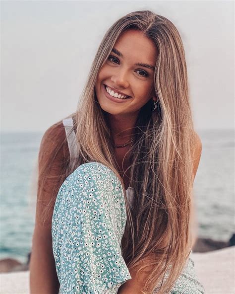 Amelie Amelieweissenberger • Instagram Photos And Videos Beauty Women Smile Girl Poses