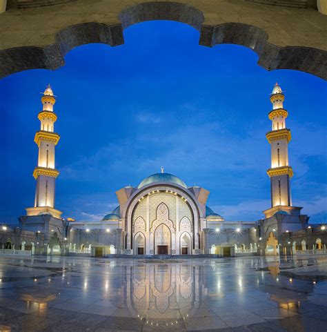 Etymologically, the name kuala lumpur was derived from a meeting point of 2 muddy rivers, literally meant kuala as the. Masjid Wilayah Persekutuan | Masjid, Mosque architecture ...