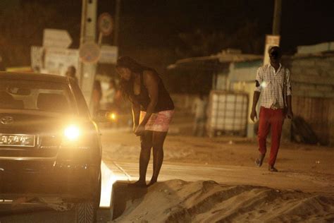 Prostitutas Angolanas Ca A De Clientes Em Pleno Estado De Emerg Ncia