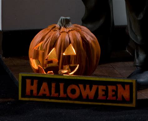 On the halloween night of 1963, the small town of haddonfield was terrorized by a young girl's murder, which is commited by her own little brother. Halloween (1978) - The Doctor's Model Mansion
