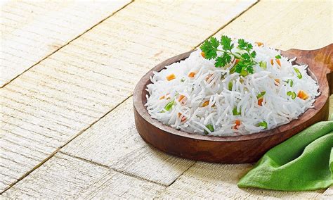 Dopo aver eseguito il lavaggio del riso come illustrato nel metodo 1, versare il riso nella pentola con acqua. Riso basmati: ricette e consigli pratici per cucinarlo a casa