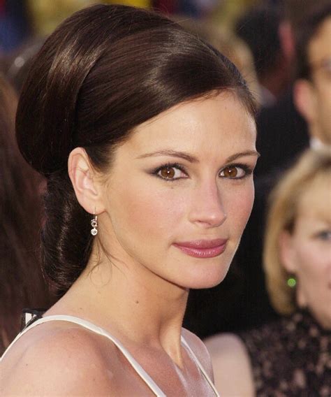 watch remember julia roberts amazing updo from the 2001 oscars here s how to recreate the