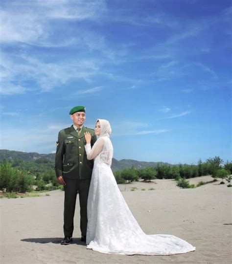 Foto dengan model seperti ini akan memberikan kesan tersendiri bagi para tamu undangan yang hadir saat acara pernikahan. Kumpulan Foto Prewedding dengan Pria Berseragam. Gagah di ...