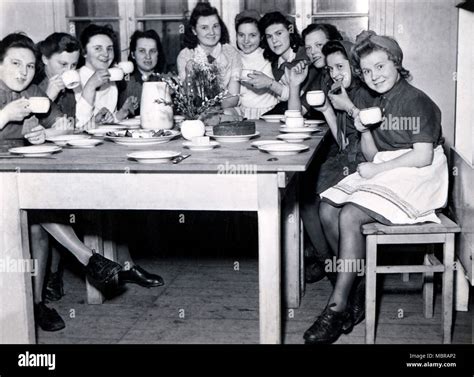 Bund Deutscher Mädel Bdm Teil Der Hitler Jugend Für Mädchen Kaffee Party 1940er Jahre
