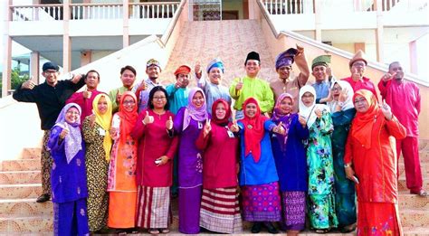 Pakaian adat dari riau biasanya di sebut pakaian melayu. 40+ Trend Terbaru Gambar Baju Adat Melayu Riau - JM ...