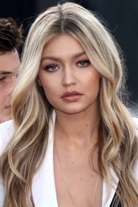 Les mèches blondes ou le balayage blond peuvent être tout à fait indiqués pour les cheveux de blond clair (voire très clair), à châtain clair. Couleur De Cheveux Blond | Coiffures Cheveux Longs