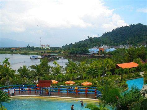 Sprawling across 11 acres of land, the water park is one of the biggest attractions in bukit merah laketown resort. Bukit Merah LakeTown Resort Eco Park And Fun Filled Water Park