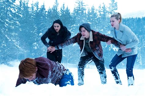 Riverdale Season 1 Finale Recap Archie And Veronica Have