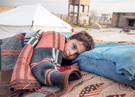 طفل سوري ينام في العراء في مخيم للاجئين الفارين من القصف العنيف لقوات النظام صحيفة الاقتصادية