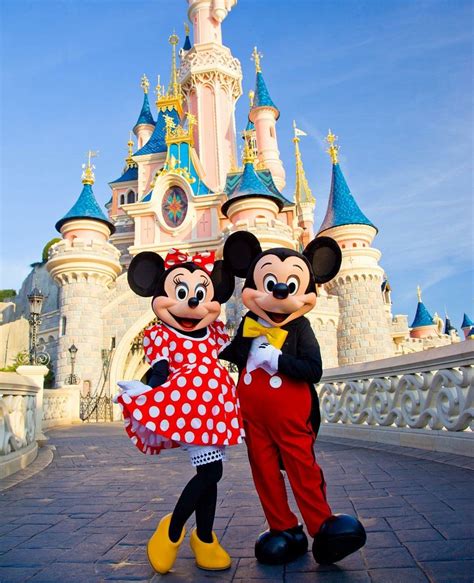 Disney World Castle With Mickey And Minnie Mouse