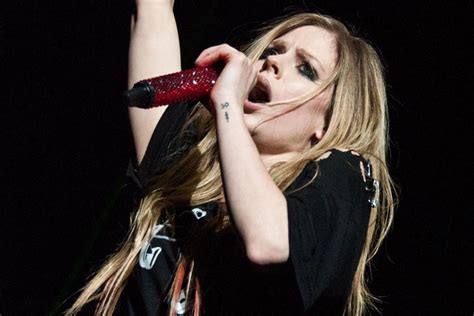 Nuovo Singolo Per Avril Lavigne Ecco Flames Con Mod Sun Zerouno Tv Music Taormina