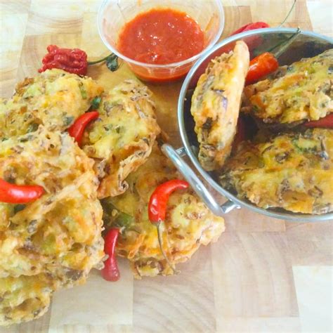 Nggak kebayang deh, gimana jadinya dunia ini tanpa gorengan, pasti terasa hampa, seperti hidupku tanpamu. resep dan cara membuat bakwan sayur crispy, garing renyah diluar, empuk didalam - How To make ...